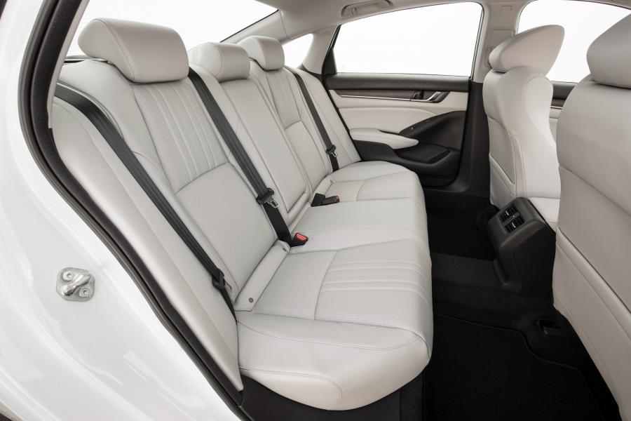 Интерьер Honda Accord Hybrid 2017 года  (NA) (фото 2 из 5)